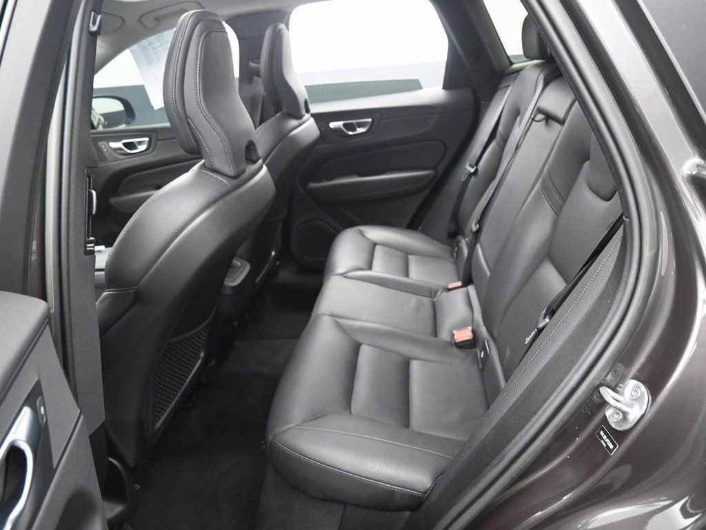 Used 2023 Volvo XC60 B5 Plus image 28