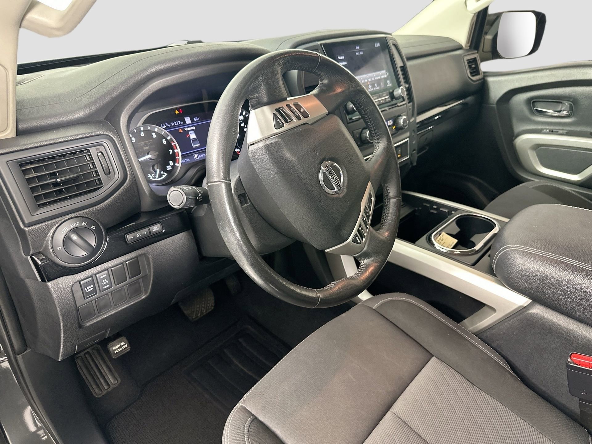 Used 2022 Nissan Titan SV w/ SV Convenience Package image 11