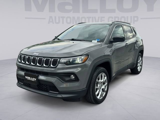 Used 2024 Jeep Compass Latitude w/ Sun and Sound Group AWD/4WD image 1