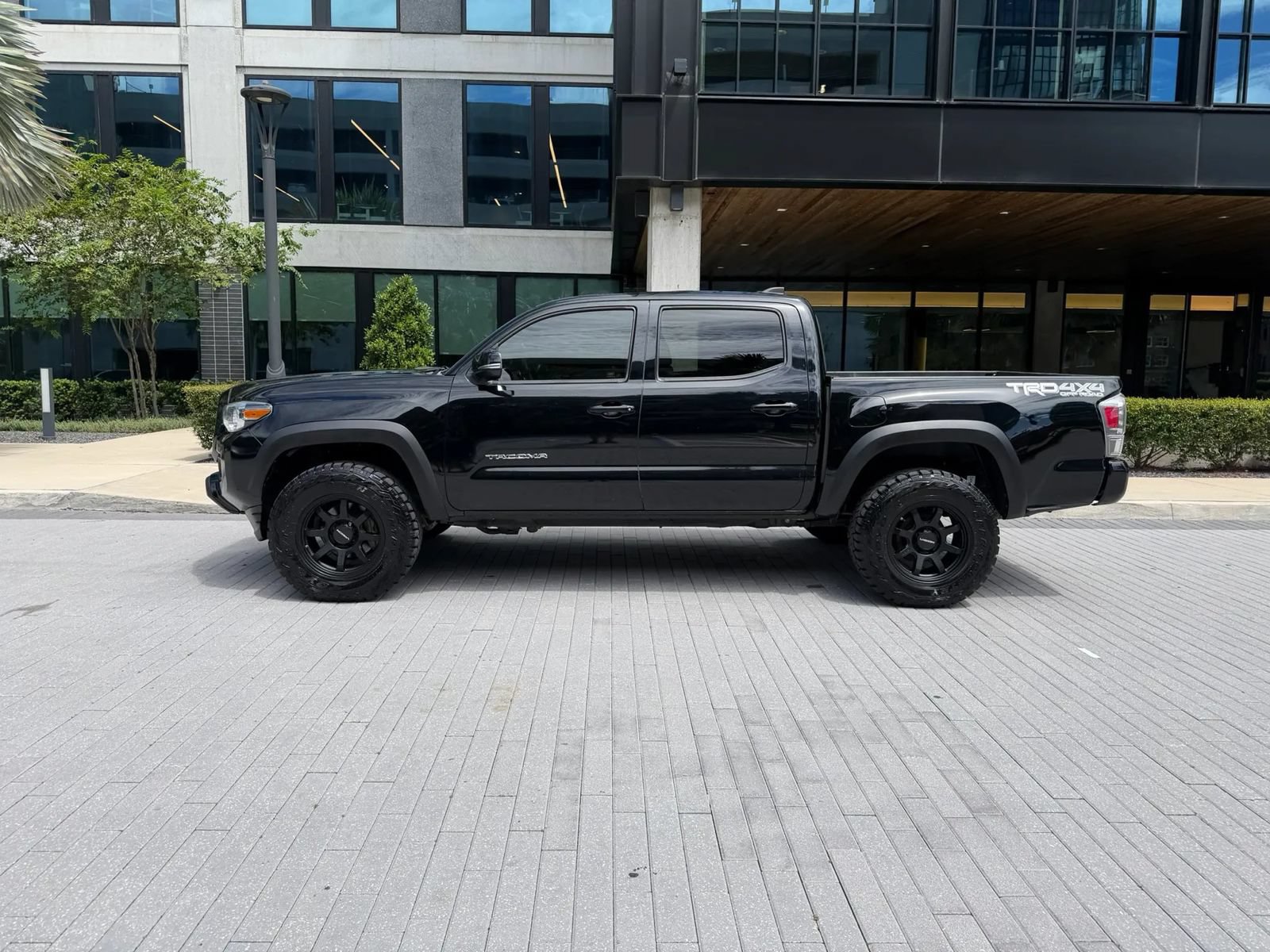 Used 2020 Toyota Tacoma TRD Off-Road w/ Technology Package AWD/4WD image 8