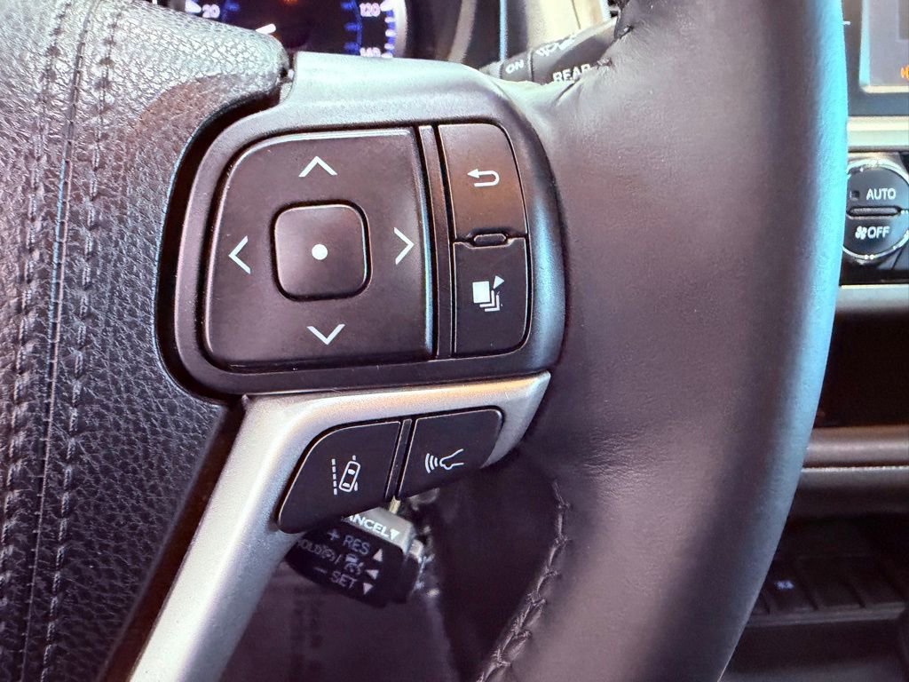 Used 2018 Toyota Highlander Plus FWD image 21