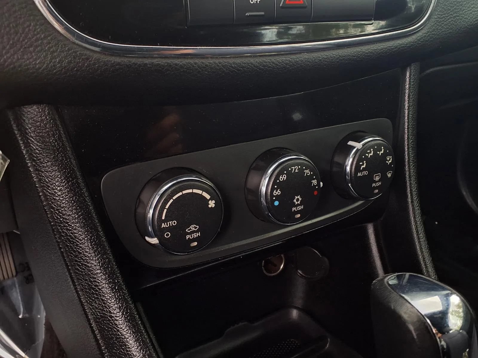 Used 2012 Chrysler 200 Touring FWD image 11