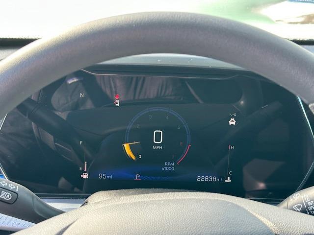 Used 2025 Chevrolet Trax LT w/ Sunroof Package image 29