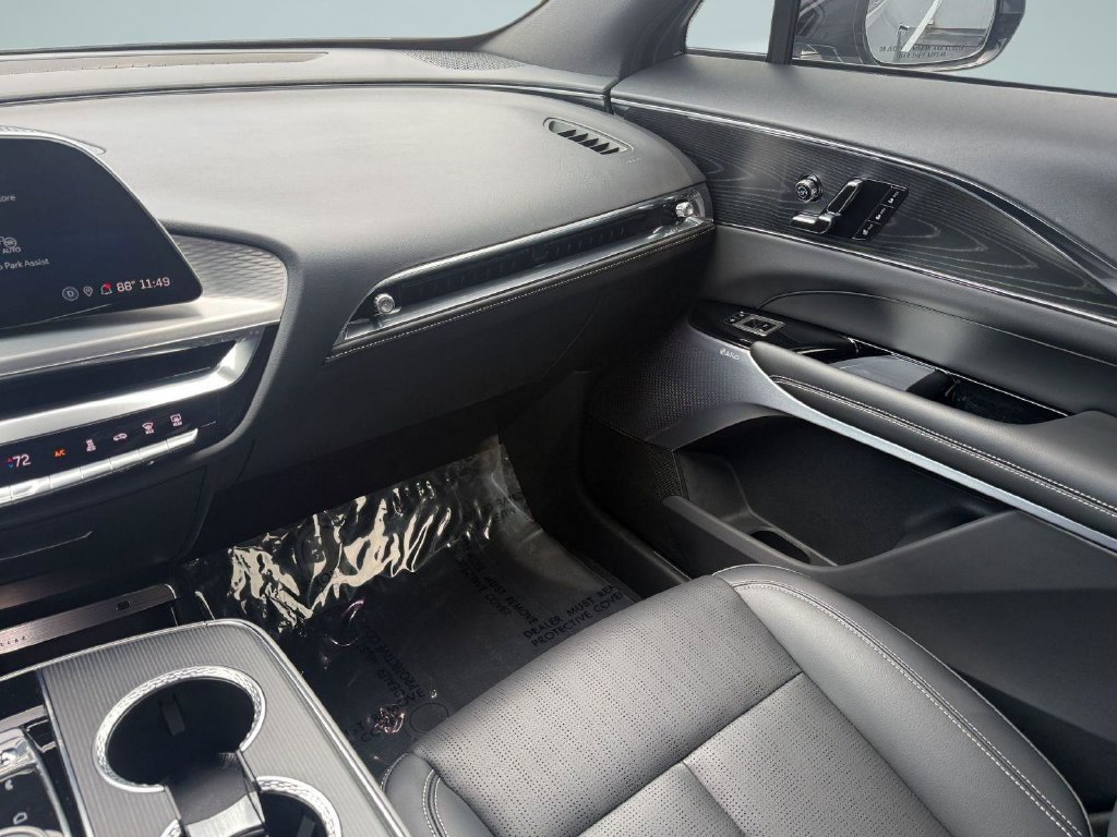 Certified 2024 Cadillac Lyriq Luxury AWD/4WD image 15