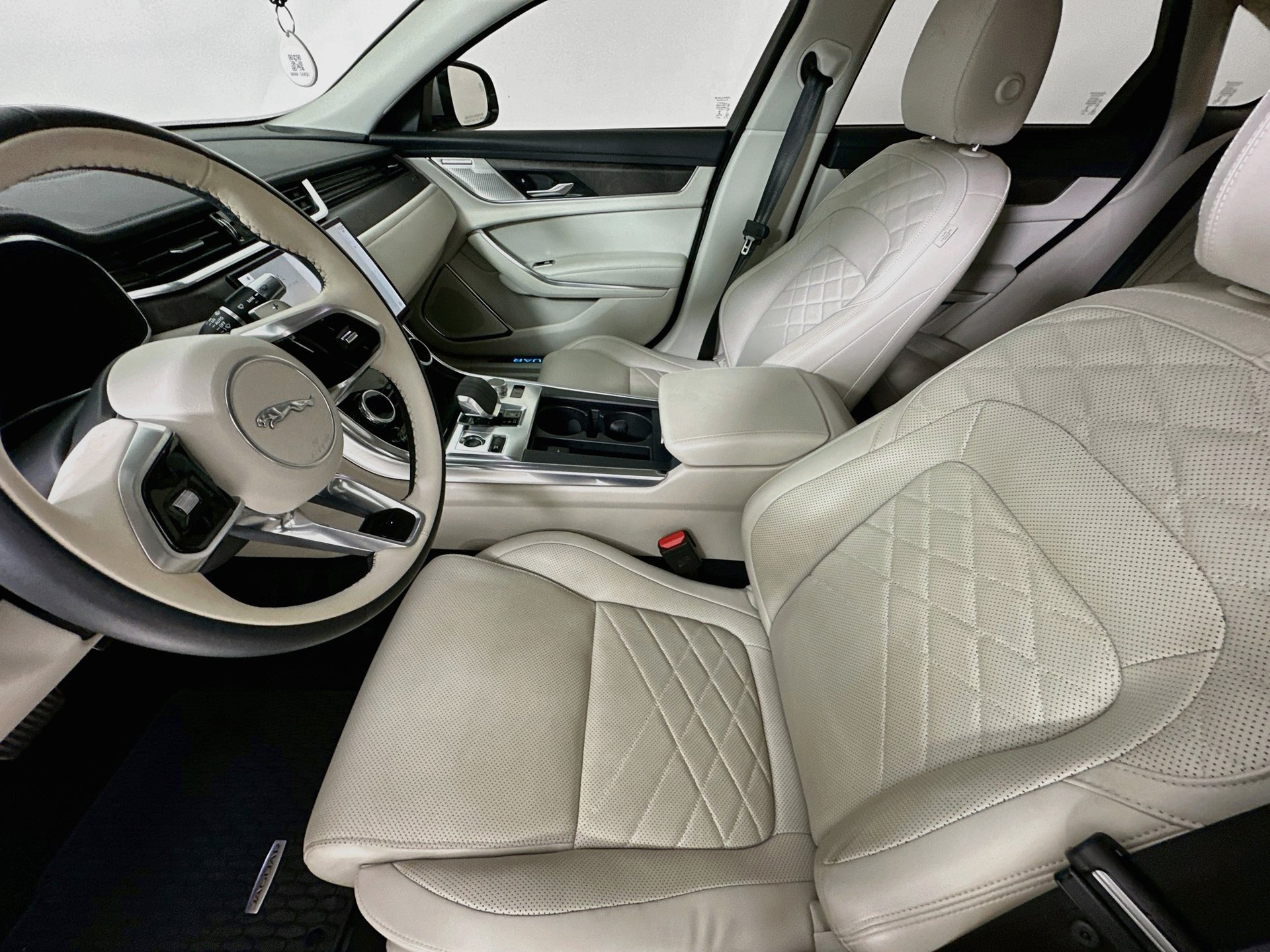 Used 2021 Jaguar XF SE RWD image 22
