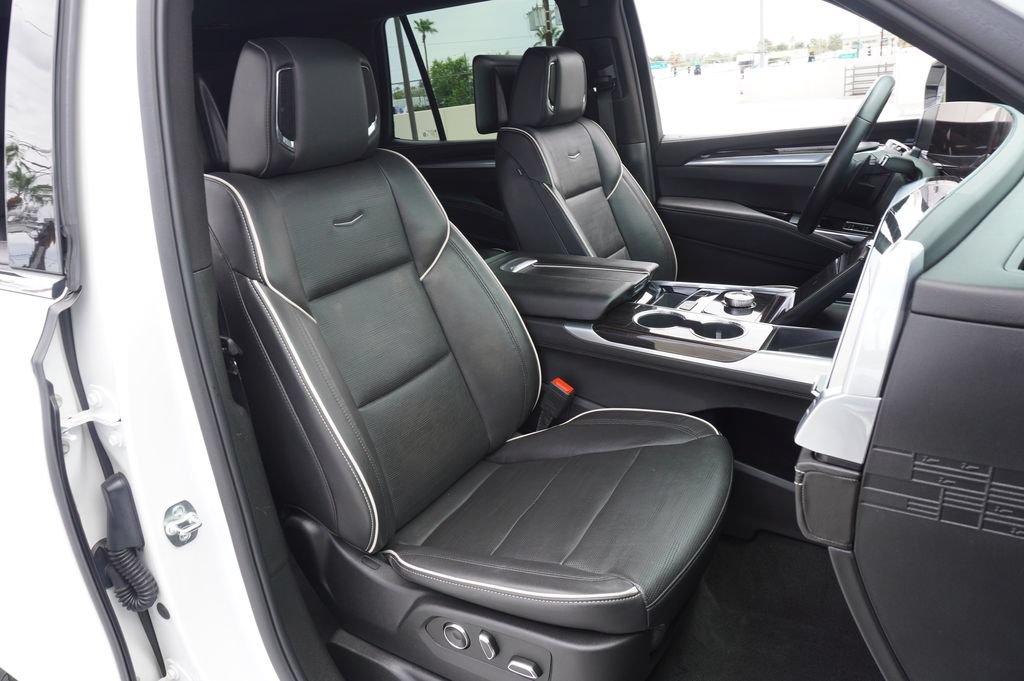Certified 2025 Cadillac Escalade Premium Luxury AWD/4WD image 13