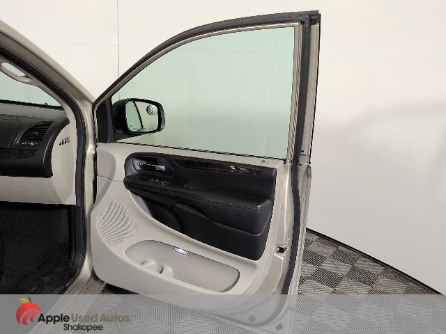Used 2016 Dodge Grand Caravan SXT FWD image 39