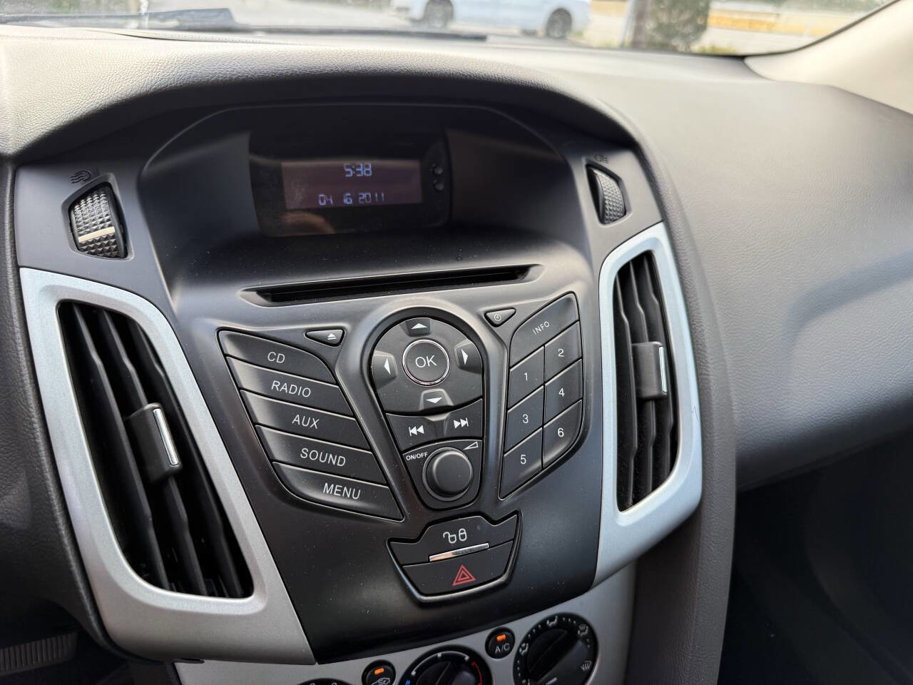 Used 2012 Ford Focus SE w/ SE Winter Pkg image 30