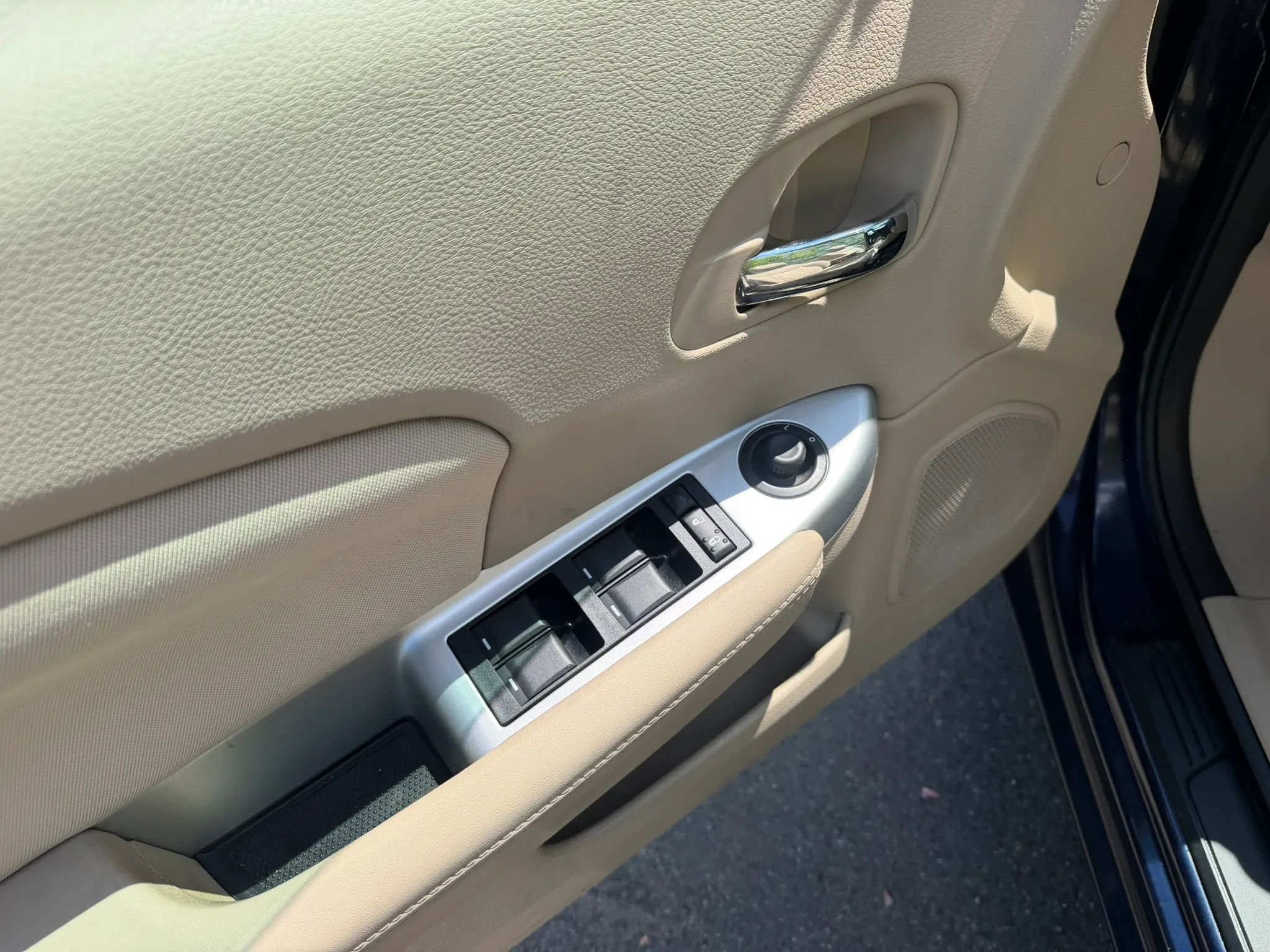 Used 2014 Chrysler 200 Touring FWD image 19