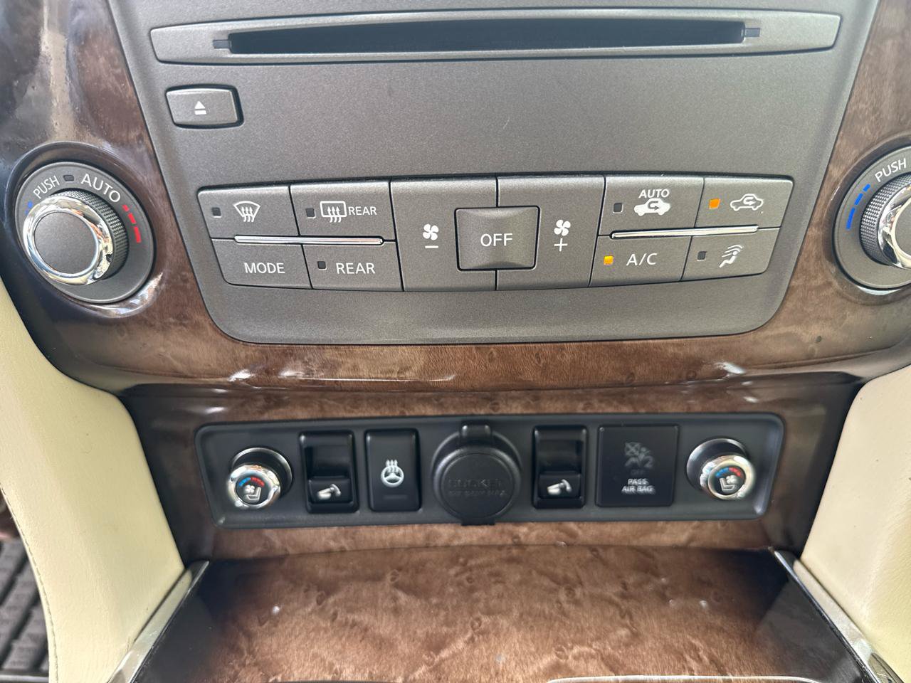 Used 2011 INFINITI QX56 4WD w/ Deluxe Touring Pkg image 24