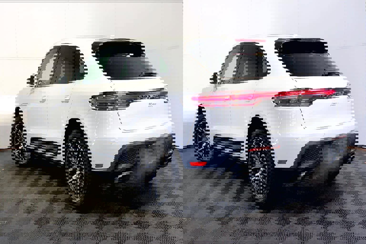 Used 2025 Porsche Macan image 3