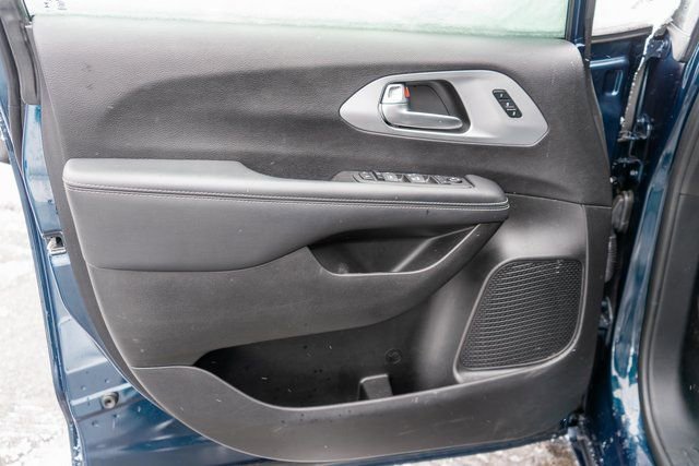 Used 2023 Chrysler Pacifica Touring-L w/ S Appearance Package image 18