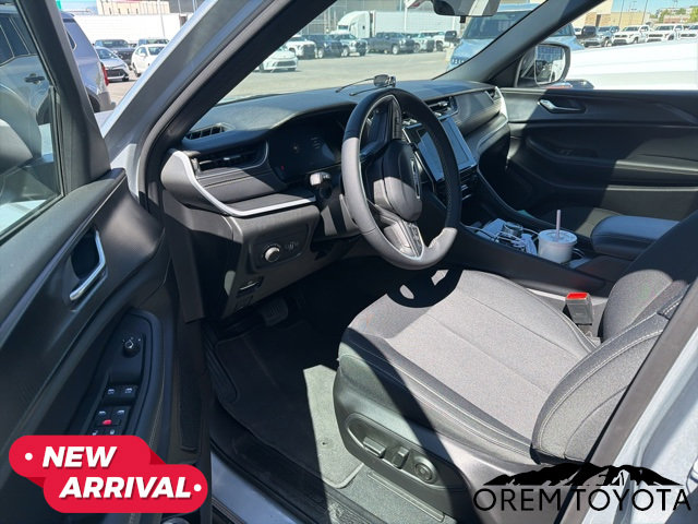 Used 2025 Jeep Grand Cherokee L Laredo w/ Trailer Tow Package image 10