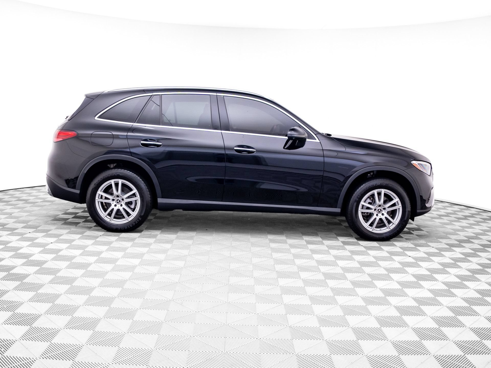 Used 2023 Mercedes-Benz GLC 300 4MATIC w/ Exclusive Trim Package image 6