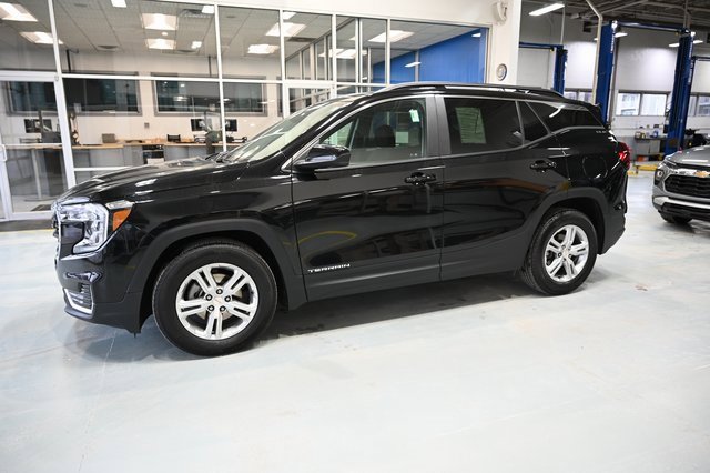 Used 2024 GMC Terrain SLE w/ Driver Convenience Package image 7