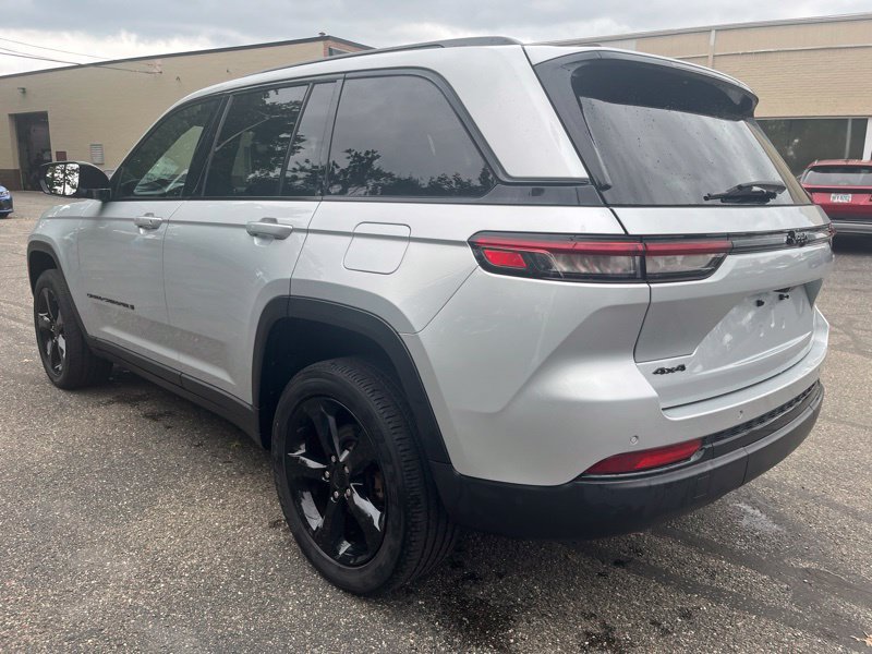 Used 2023 Jeep Grand Cherokee Altitude AWD/4WD image 7