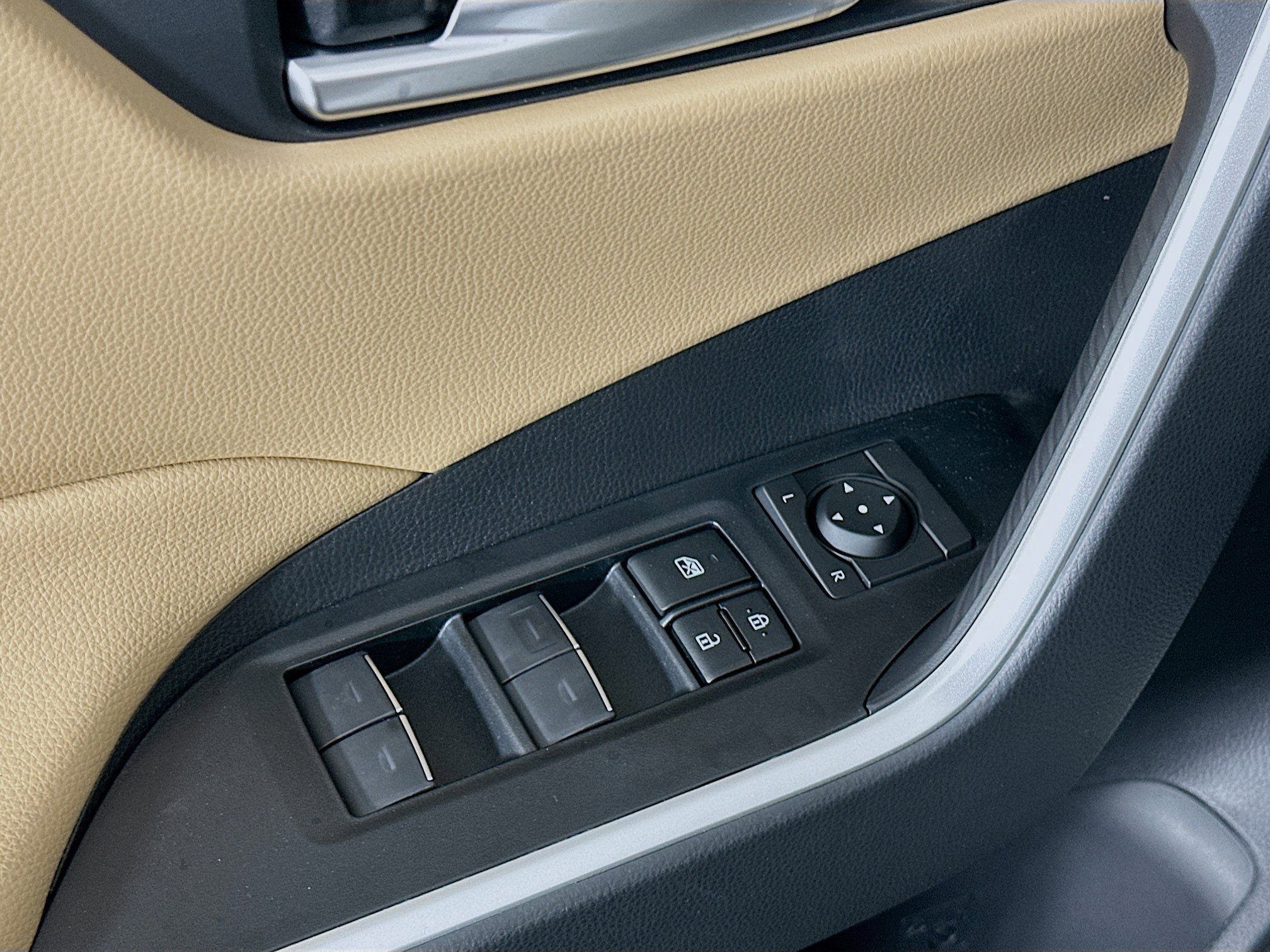 Used 2025 Toyota RAV4 XLE w/ Convenience Package image 15