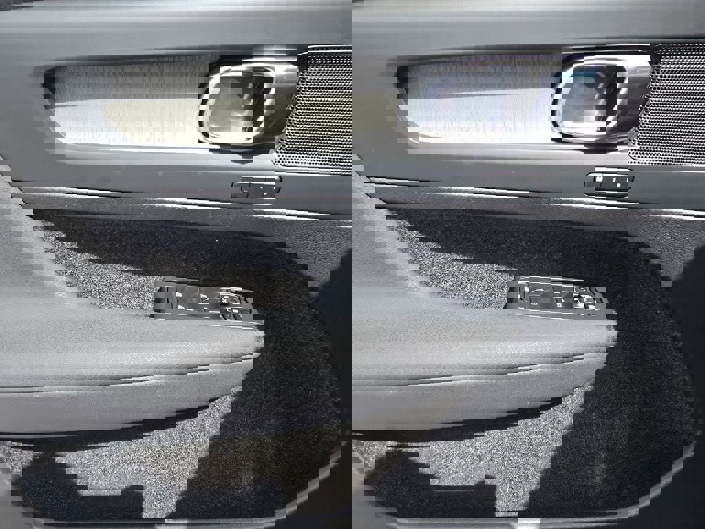 Used 2023 Volvo XC40 B5 Plus w/ Protection Package Premier image 20