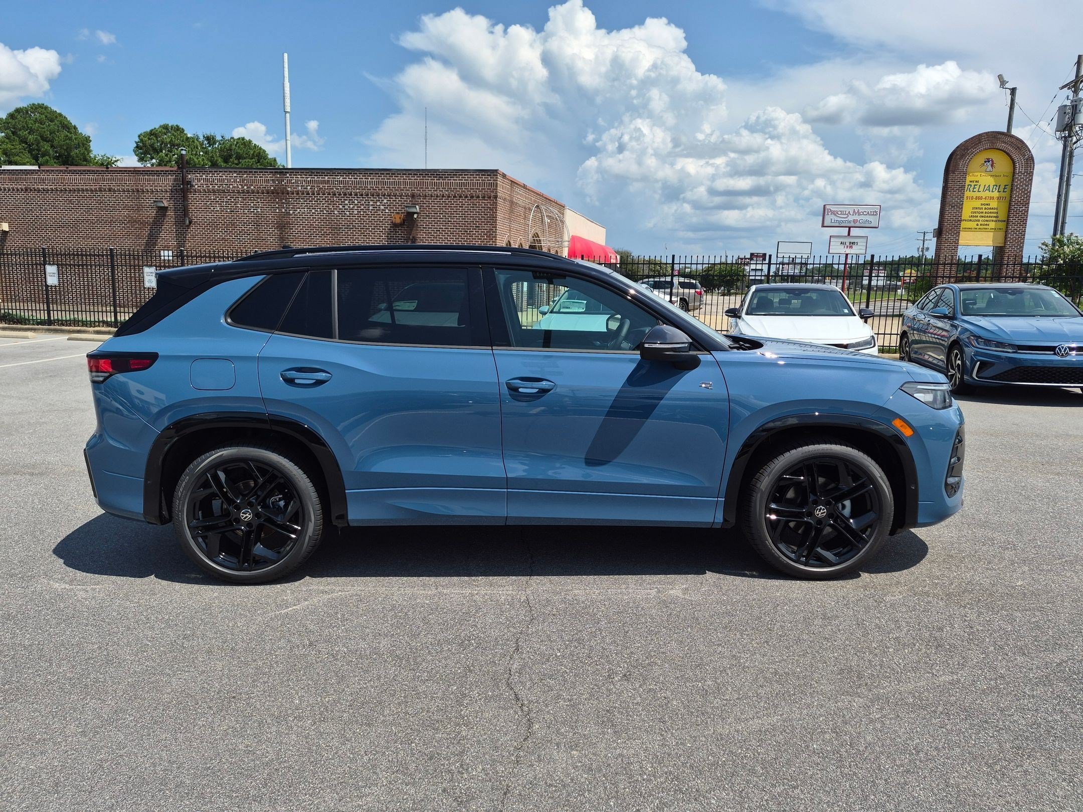New 2026 Volkswagen Tiguan SE R-Line FWD image 2