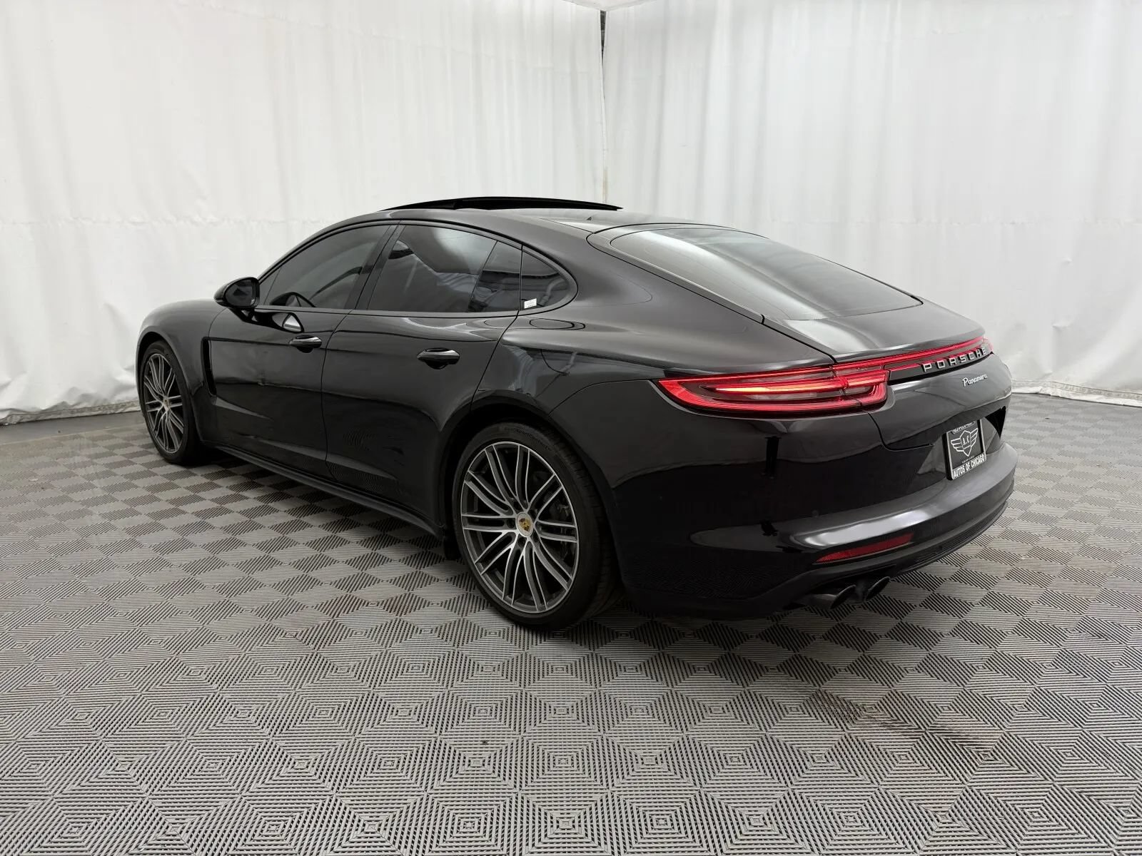 Used 2018 Porsche Panamera RWD image 11