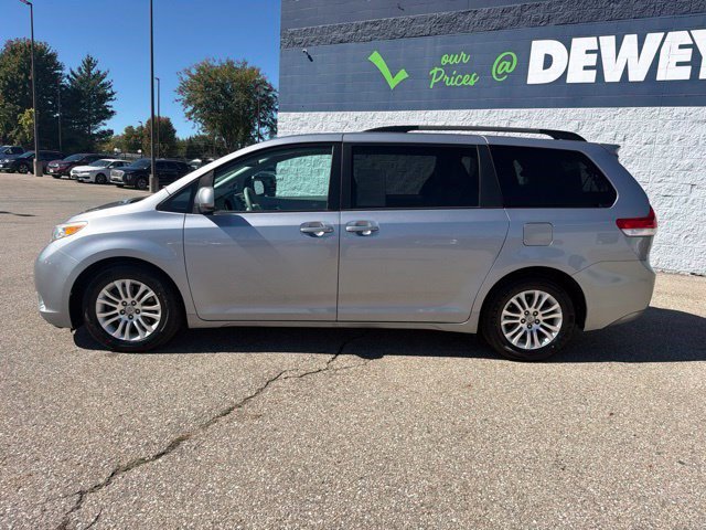Used 2012 Toyota Sienna XLE w/ Entertainment Pkg FWD image 2
