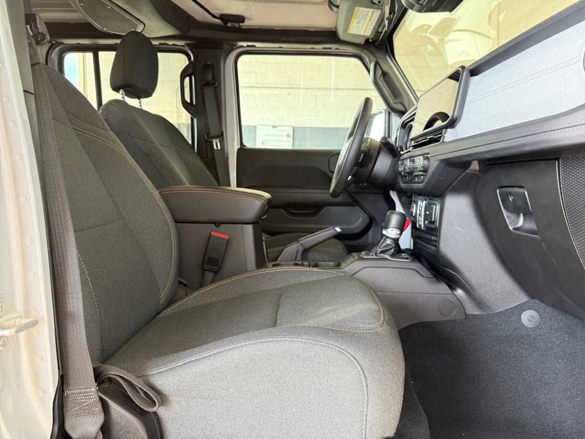 Used 2024 Jeep Wrangler Unlimited Sahara AWD/4WD image 19