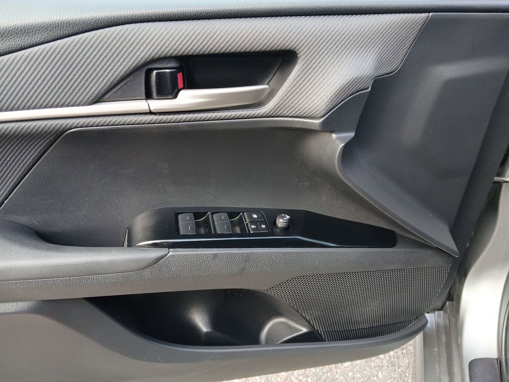 Used 2025 Toyota Camry SE image 11