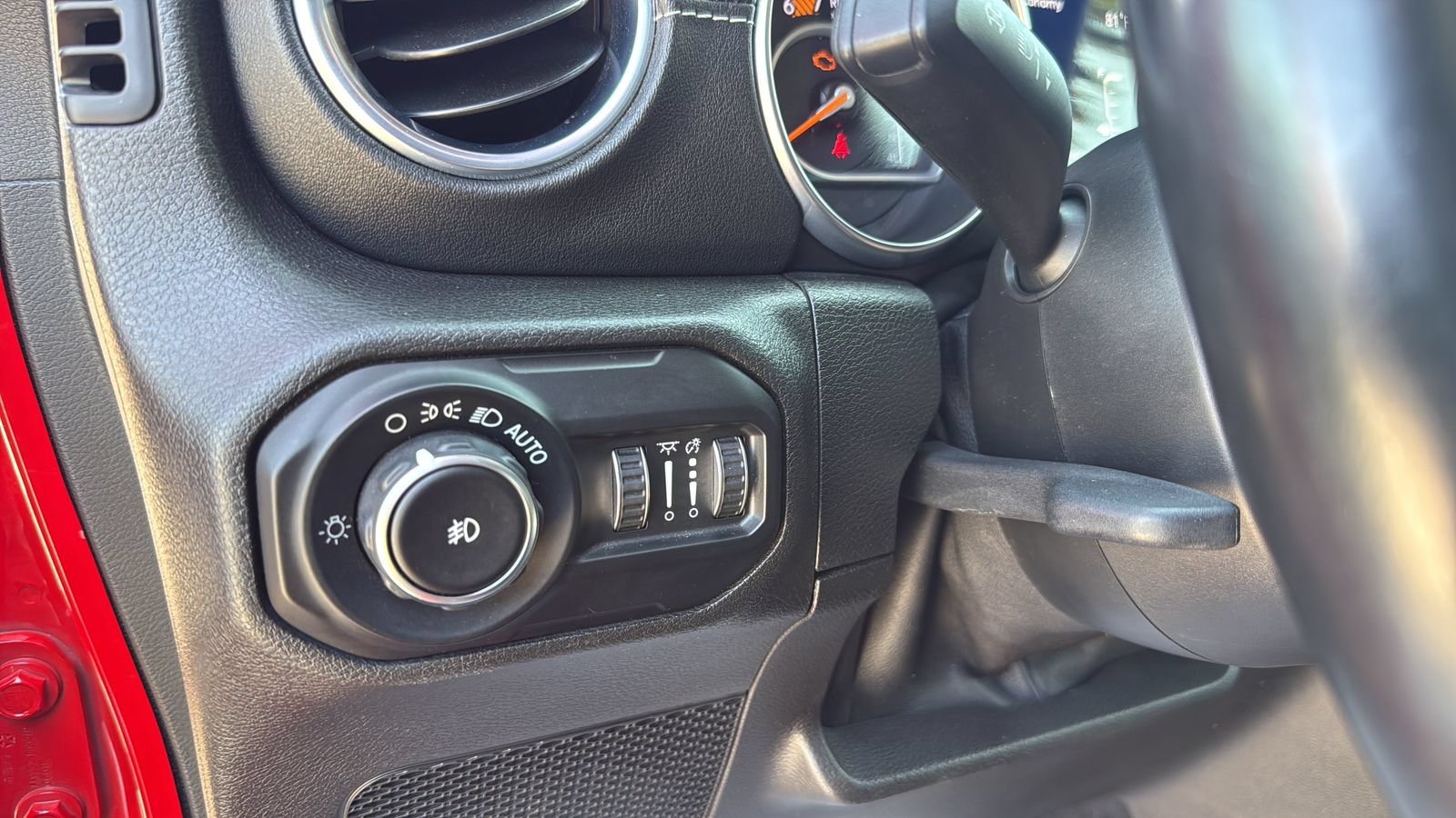 Used 2018 Jeep Wrangler Unlimited Sahara AWD/4WD image 17
