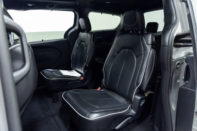 Used 2025 Chrysler Pacifica Limited image 23