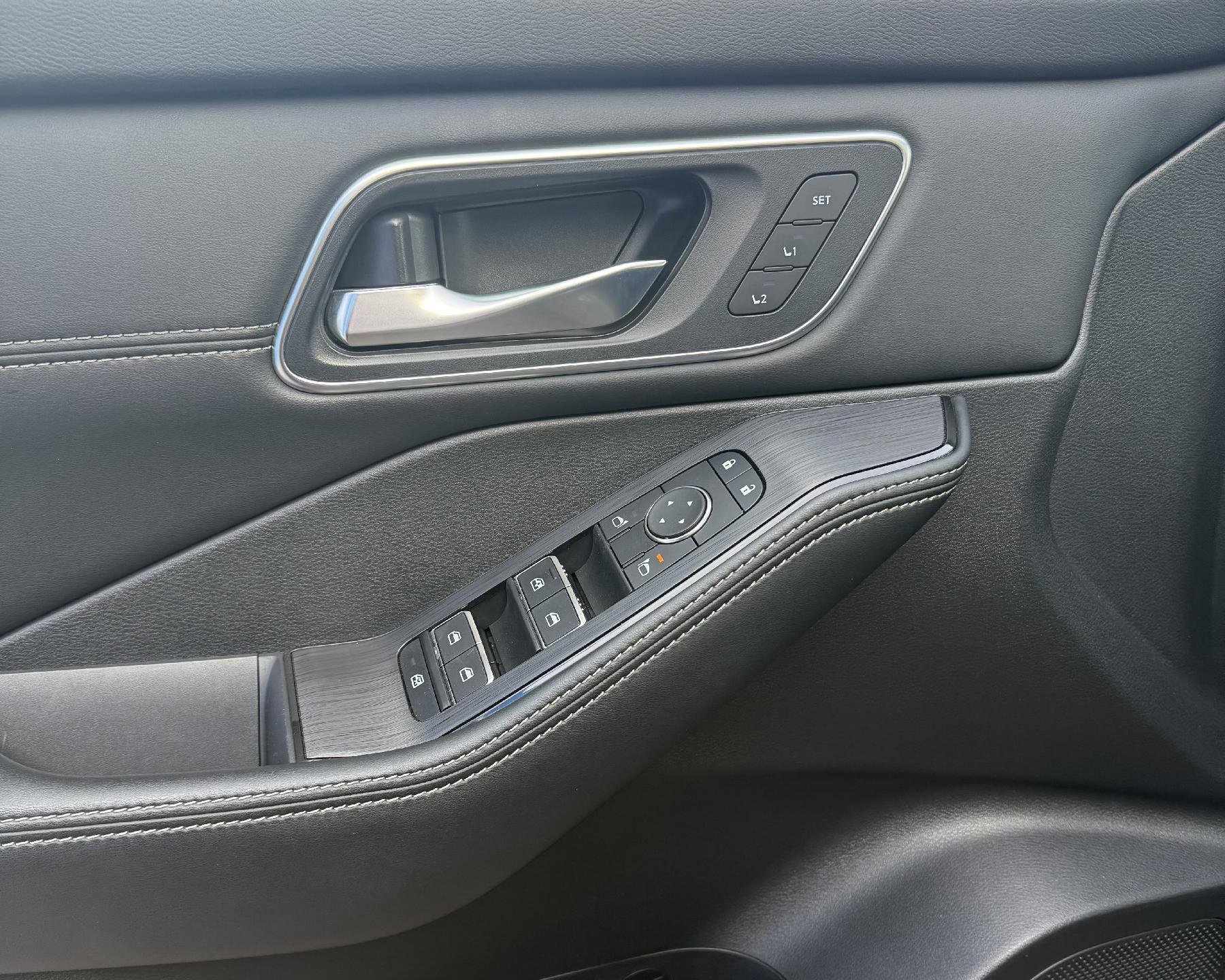 Used 2024 Nissan Rogue Platinum image 14