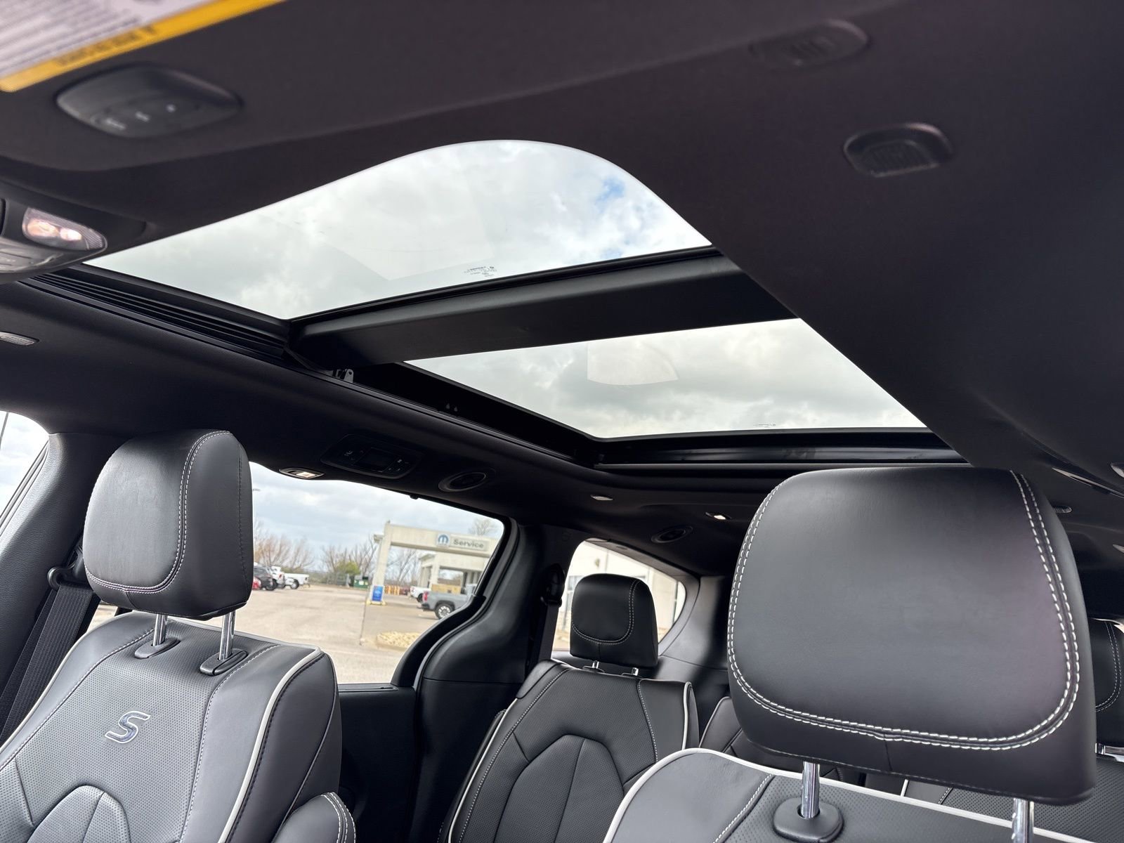 New 2026 Chrysler Pacifica Limited w/ S Appearance Package image 10