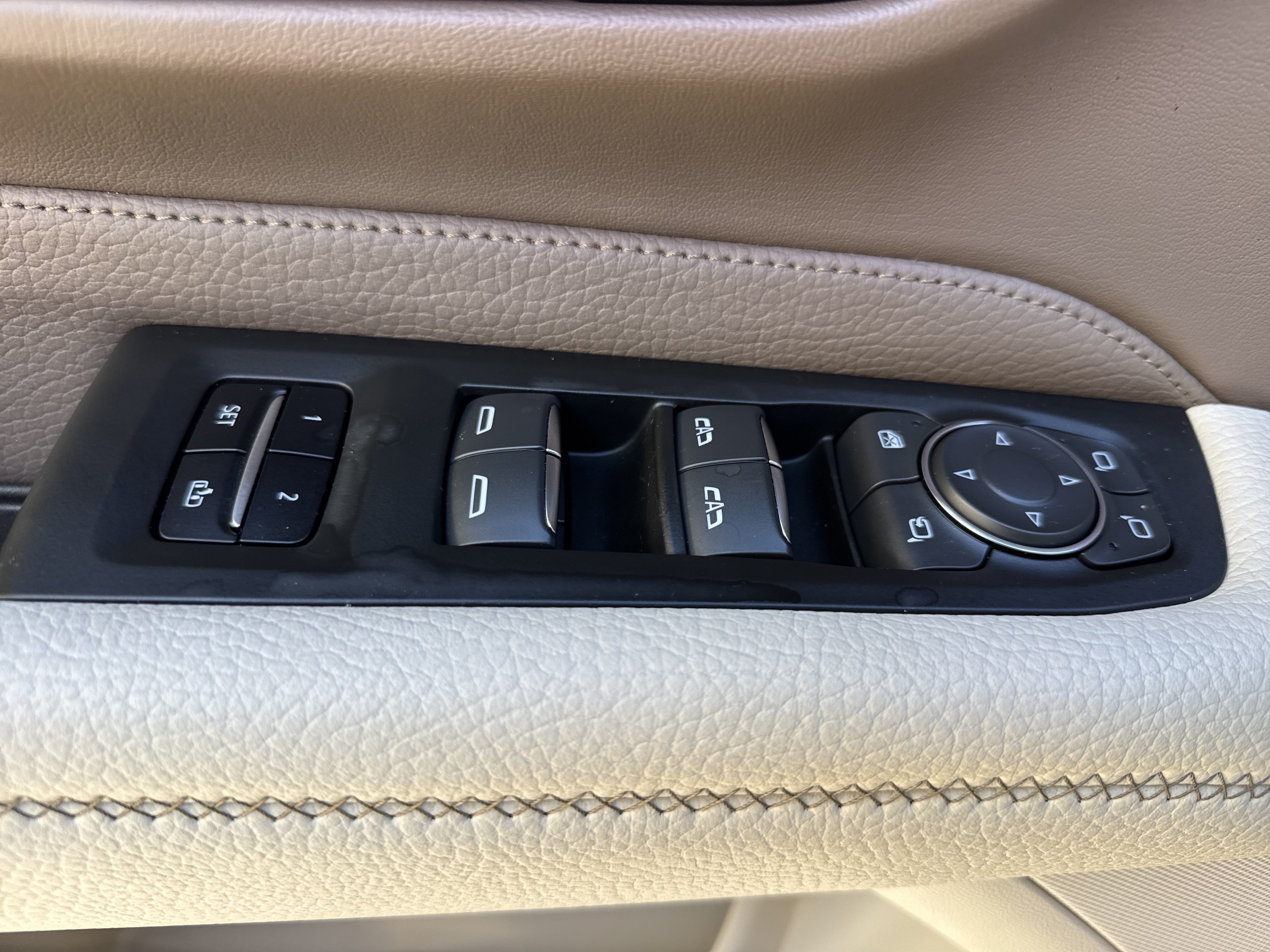 Used 2022 GMC Yukon XL Denali w/ Denali Premium Package AWD/4WD image 15