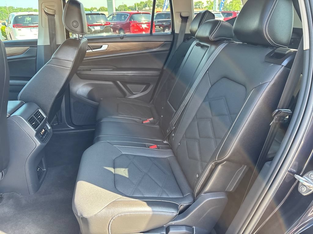 Used 2025 Volkswagen Atlas SE AWD/4WD image 13