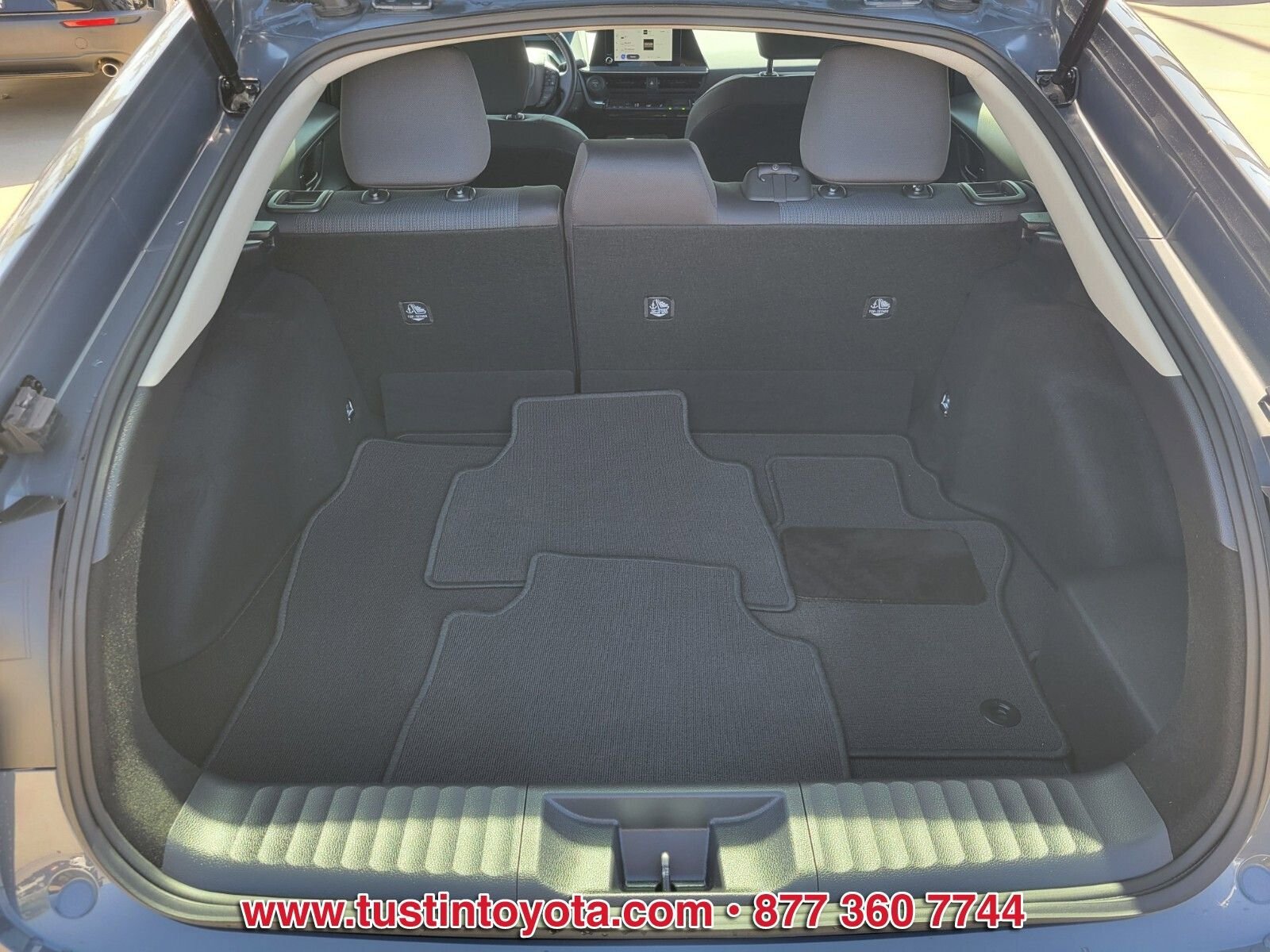 Used 2024 Toyota Prius LE FWD image 13