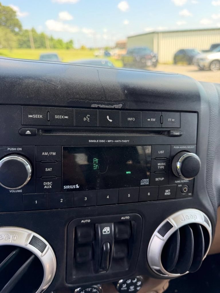 Used 2012 Jeep Wrangler Unlimited Rubicon w/ Connectivity Group AWD/4WD image 19