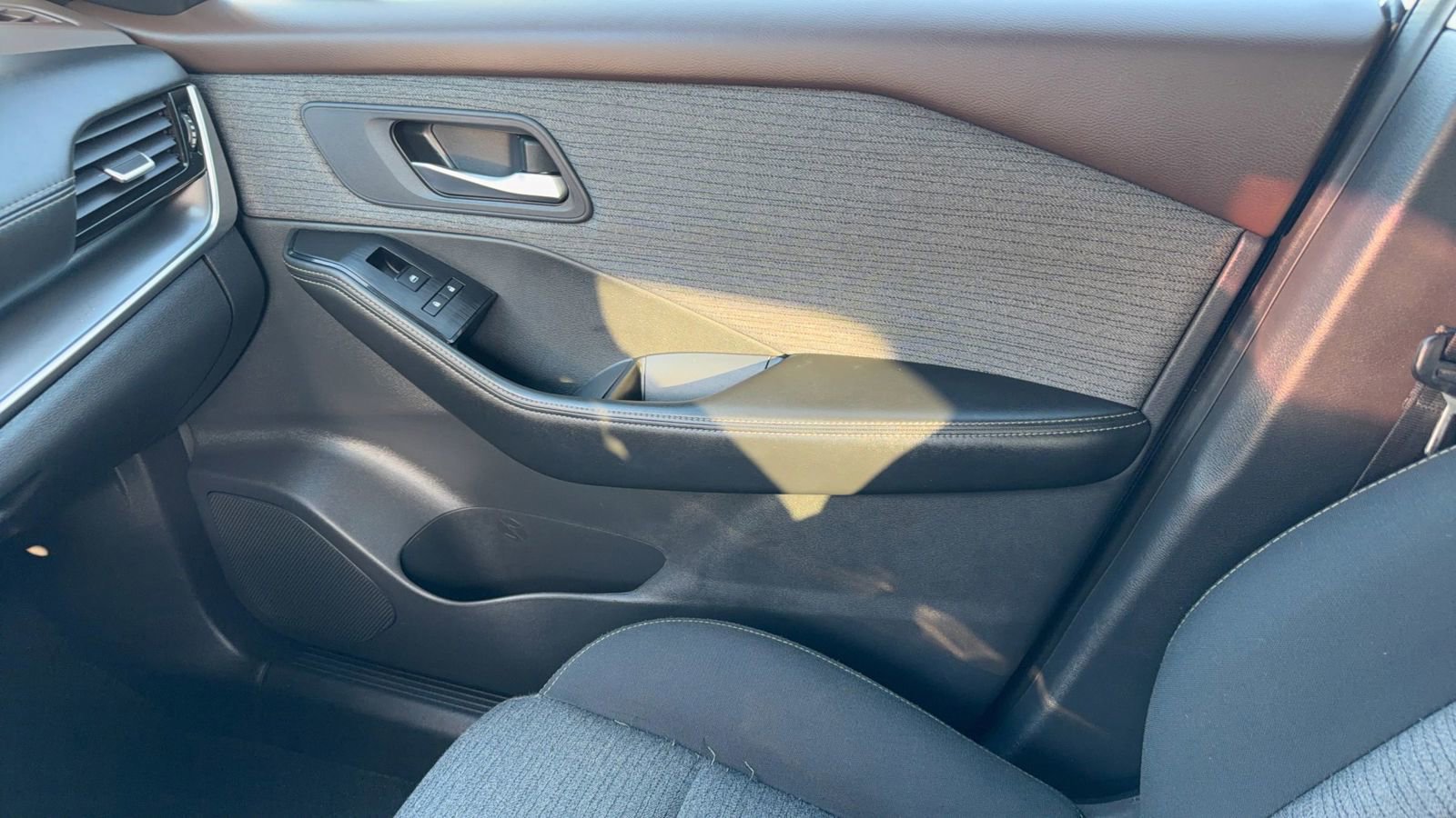 Used 2023 Nissan Rogue SV FWD image 24