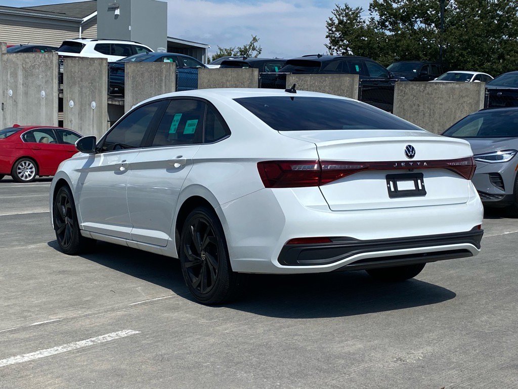 Certified 2025 Volkswagen Jetta SE w/ Black Wheel Package image 4