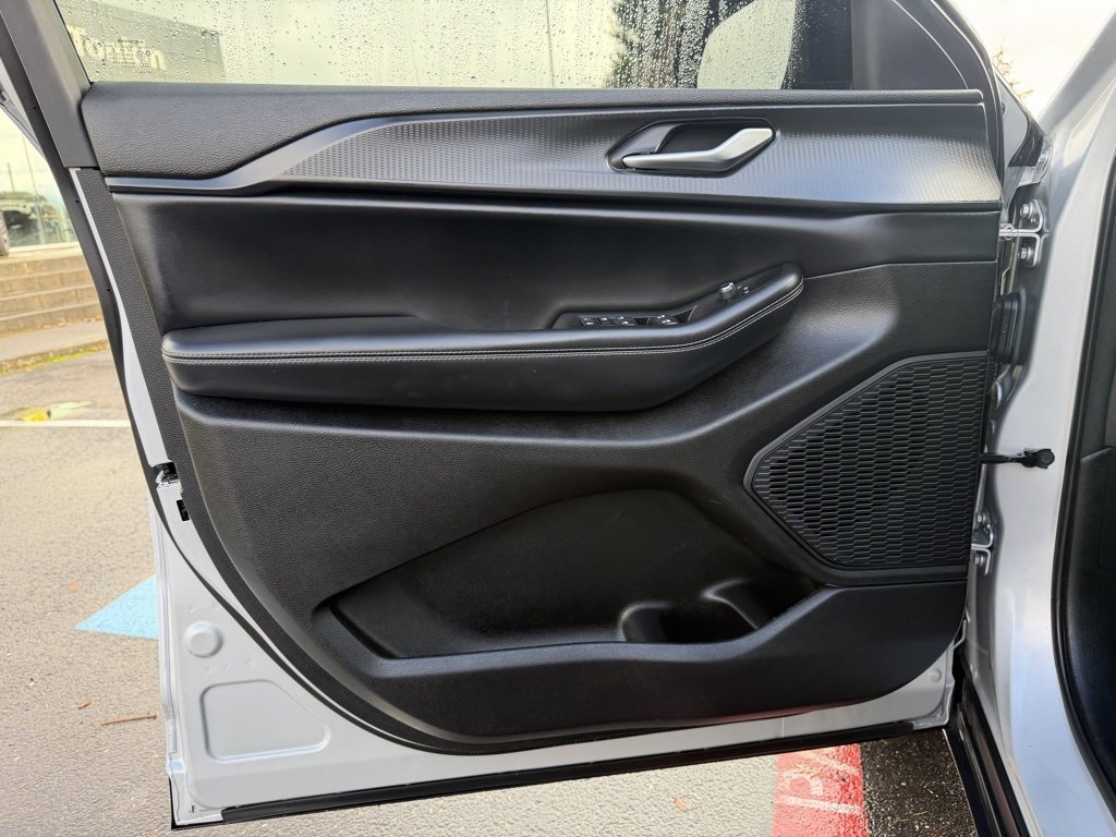 Used 2023 Jeep Grand Cherokee Altitude image 11