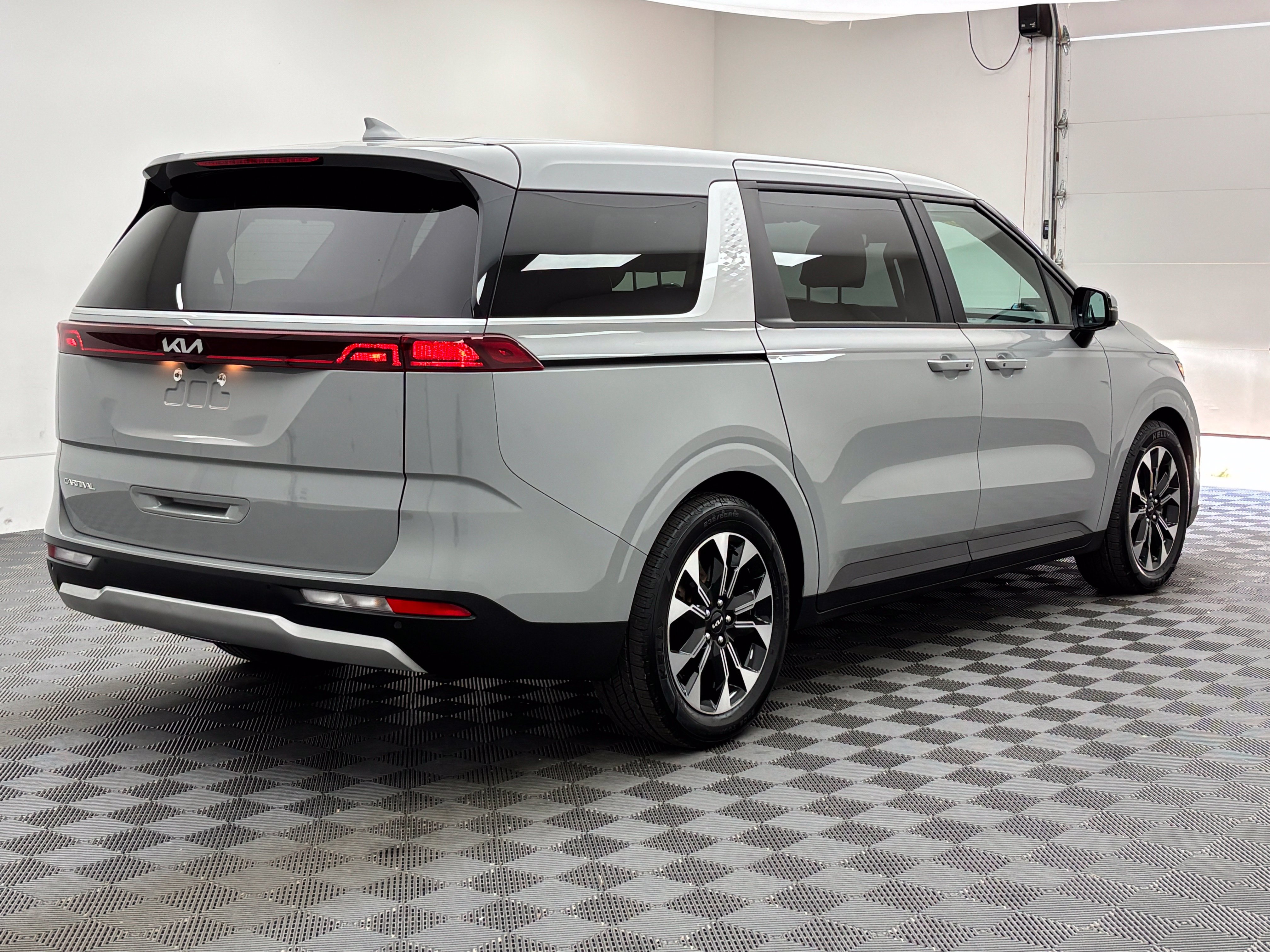 Used 2023 Kia Carnival EX FWD image 6