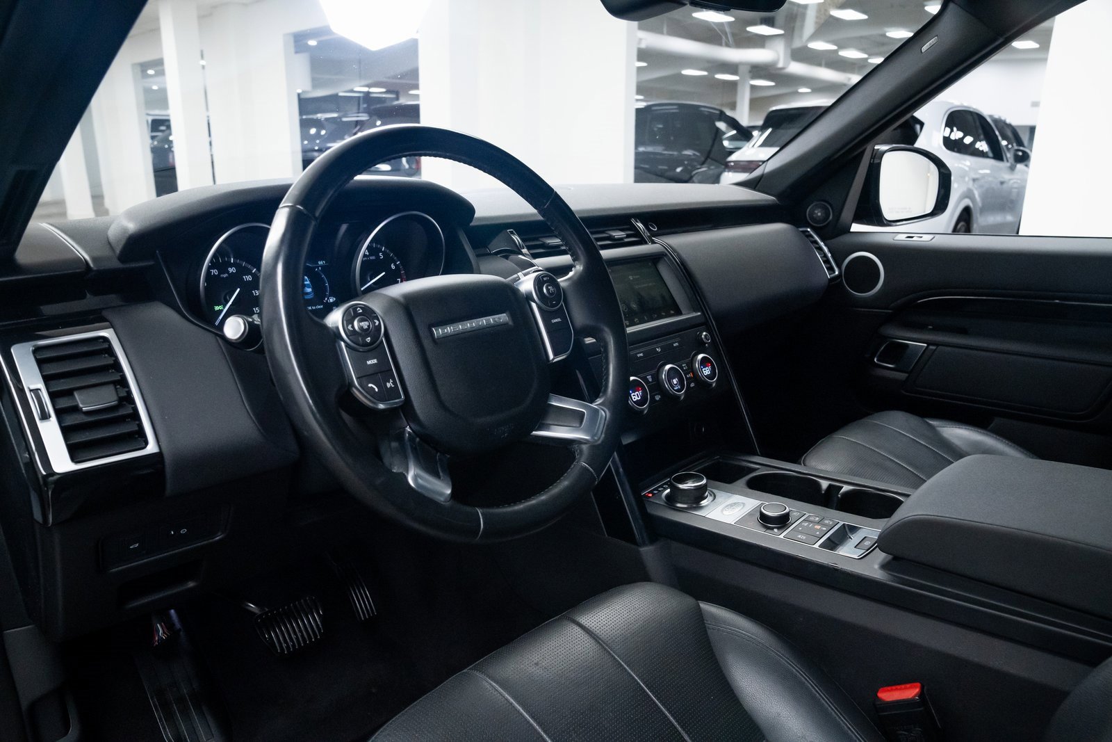 Used 2018 Land Rover Discovery SE image 18