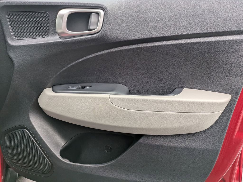 Used 2025 Hyundai Venue SEL image 32