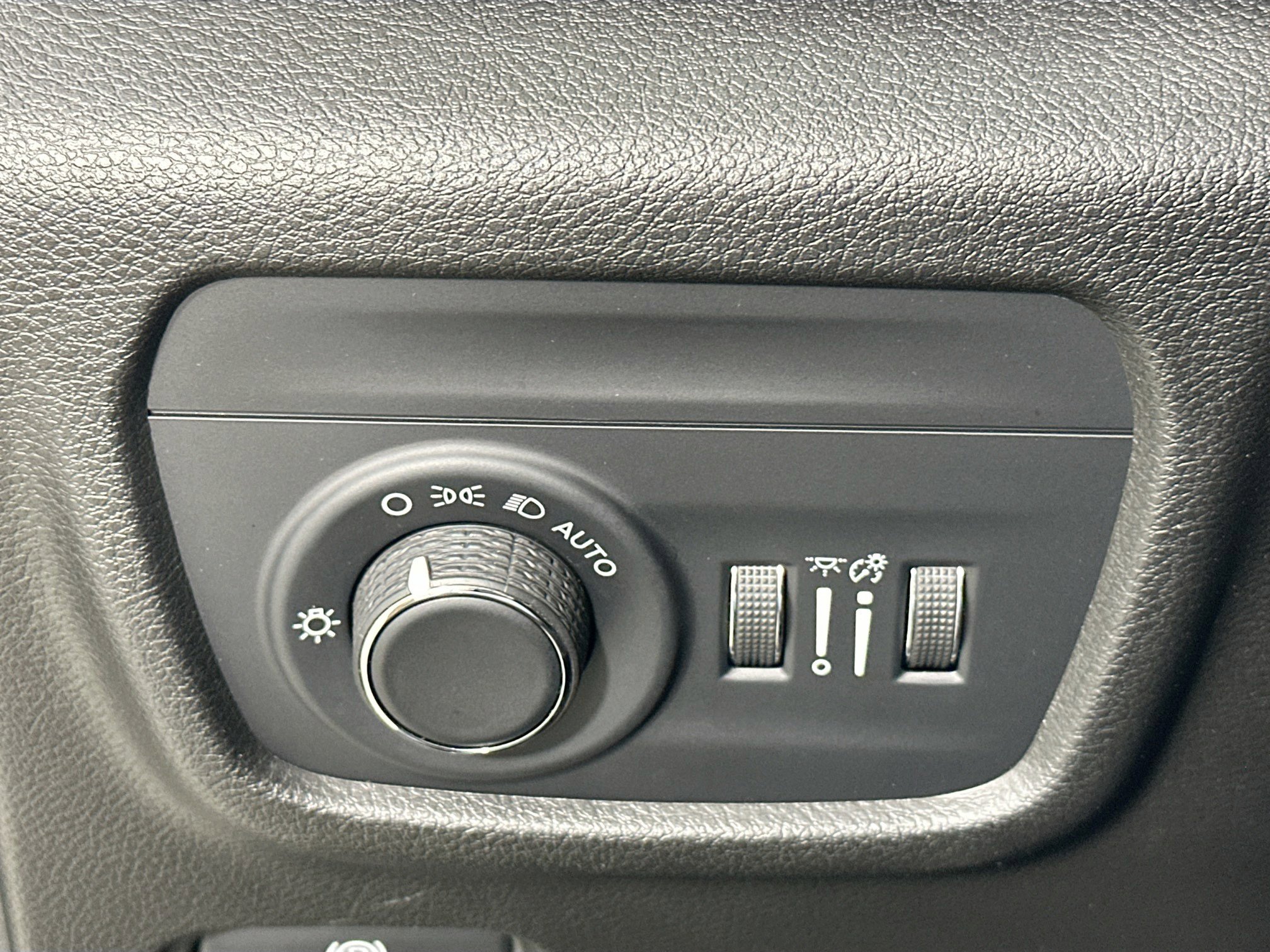 Used 2023 Jeep Grand Cherokee Altitude image 10