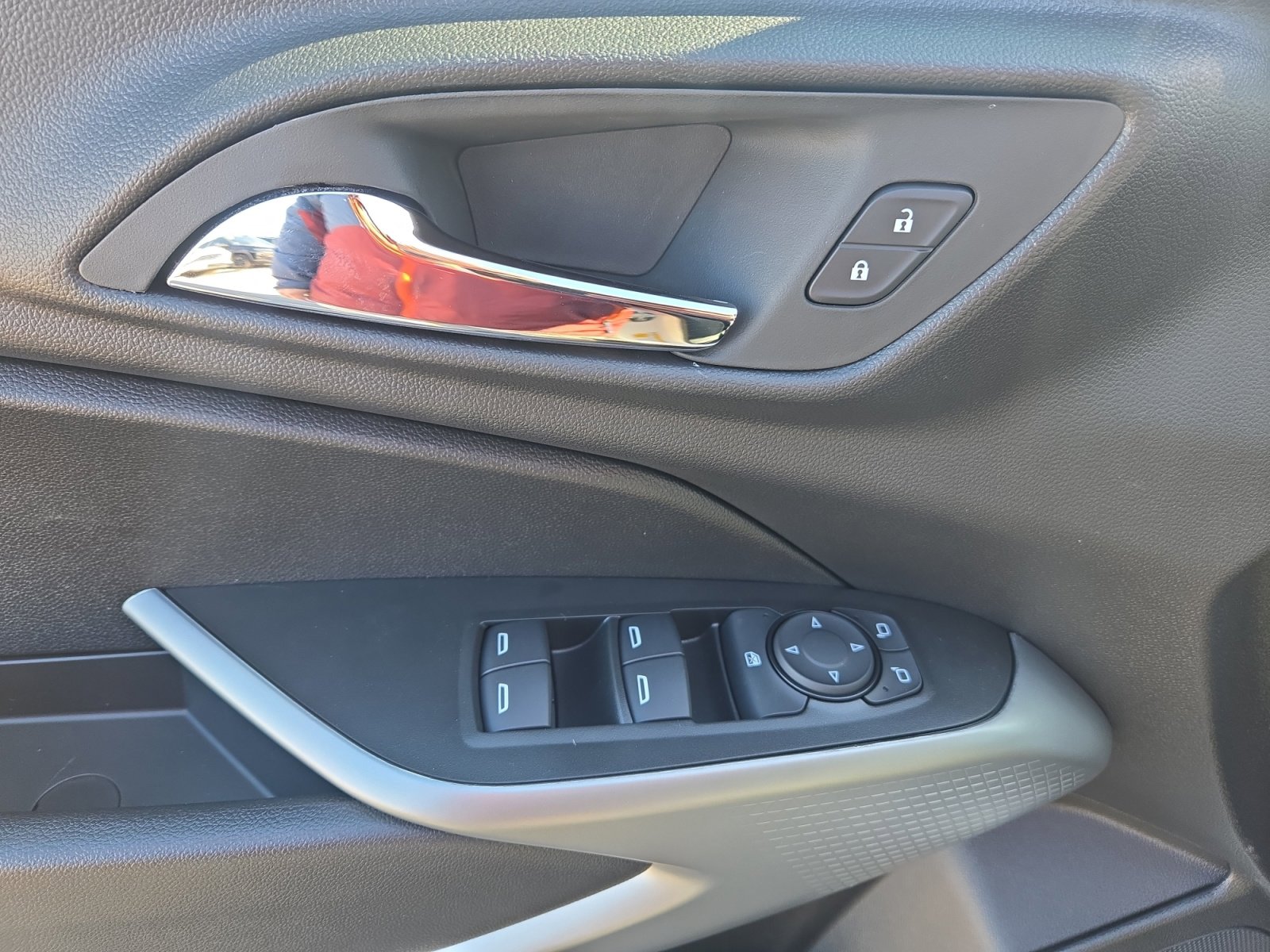 New 2026 Chevrolet Trax LS w/ LS Convenience Package FWD image 17