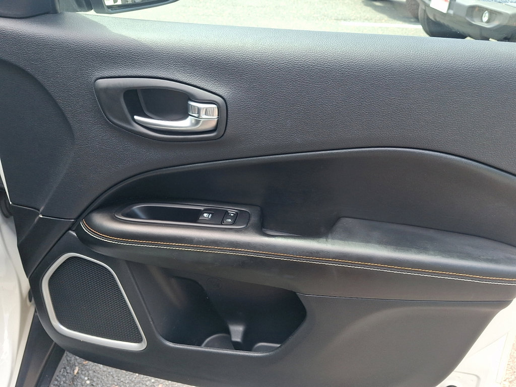 Used 2020 Jeep Compass Latitude w/ Cold Weather Group AWD/4WD image 10