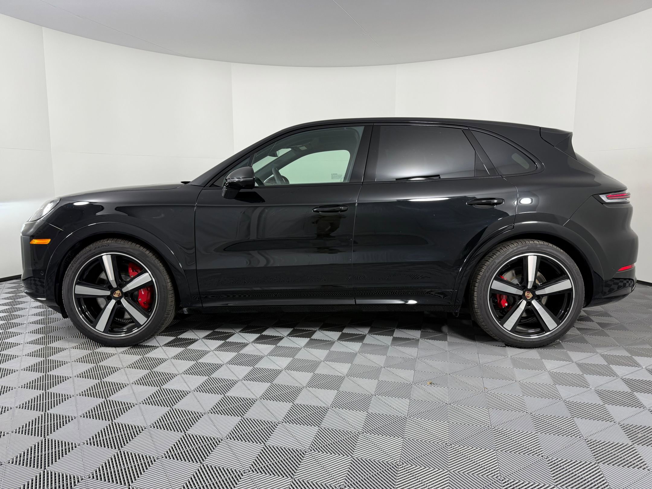 New 2026 Porsche Cayenne GTS image 2