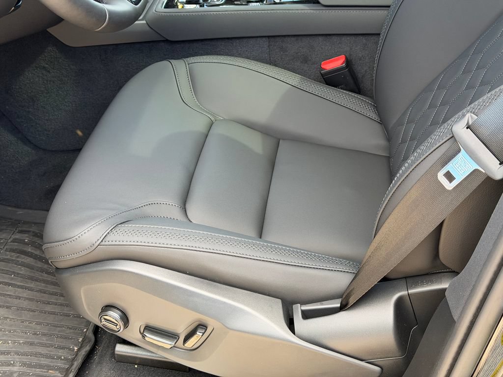 New 2026 Volvo XC90 B6 Plus w/ Protection Package Premier AWD/4WD image 17