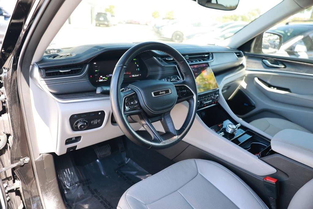 Used 2022 Jeep Grand Cherokee Overland AWD/4WD image 16