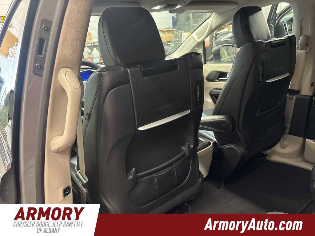 Used 2023 Chrysler Pacifica Touring-L w/ Uconnect Theater Family Group image 23