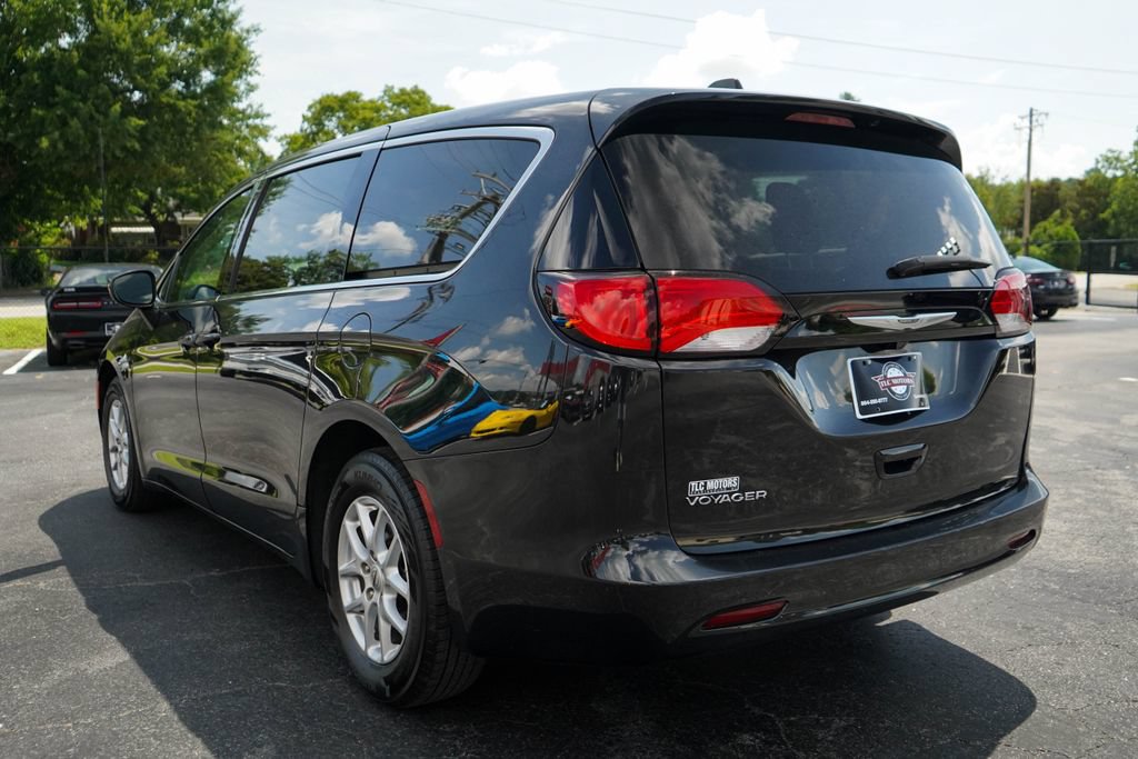 Used 2023 Chrysler Voyager LX FWD image 3