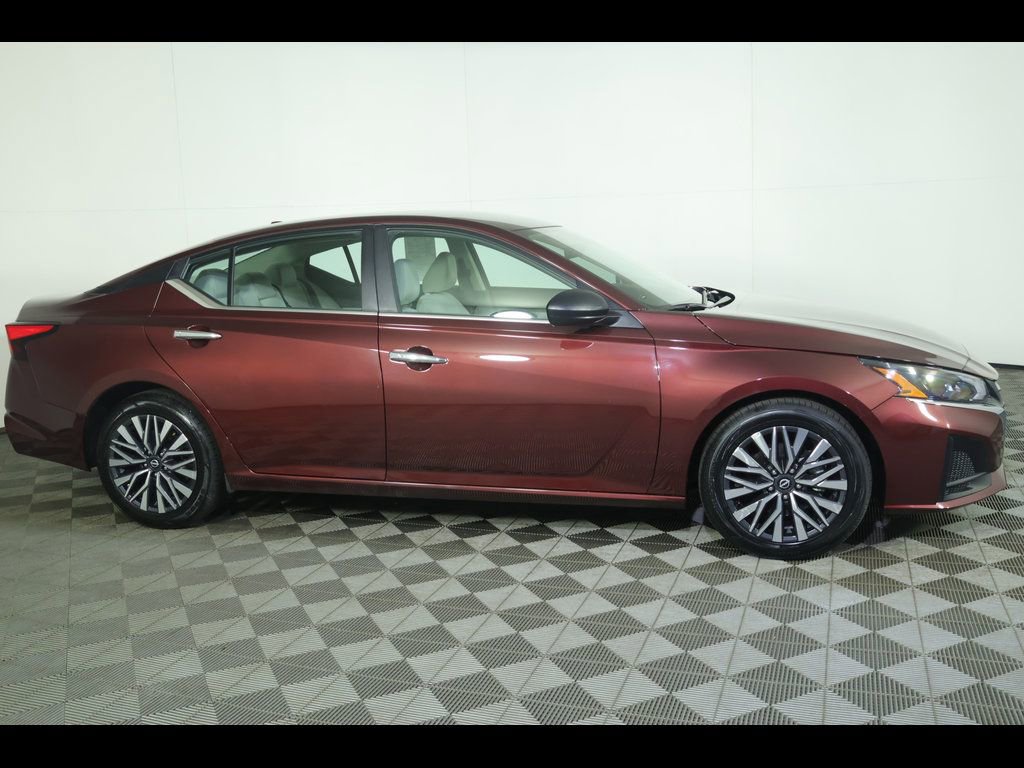 Used 2025 Nissan Altima 2.5 SV image 2